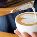 Mlieko do kávy – áno či nie?