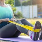 Ako na posilnenie hornej polovice tela? Vyskúšajte cviky s posilňovacou gumou