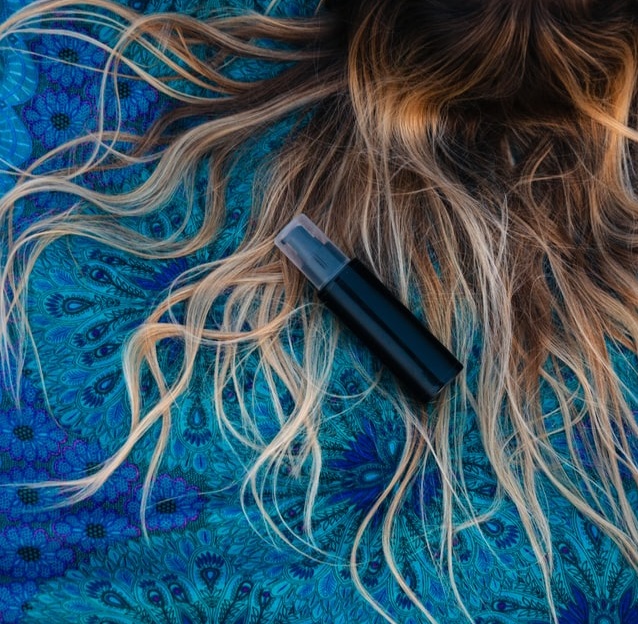 Za nádherne lesklými vlasmi často netreba hľadať žiadnu vedu. Na začiatok sa musíme naučiť vlasy správne umývať.