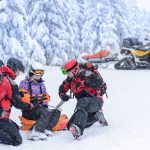 Snežné skútre a štvorkolky pomáhajú záchranárom