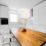 Kedy je vhodné zvoliť sektorovú kuchyňu a kedy kuchyňu na mieru