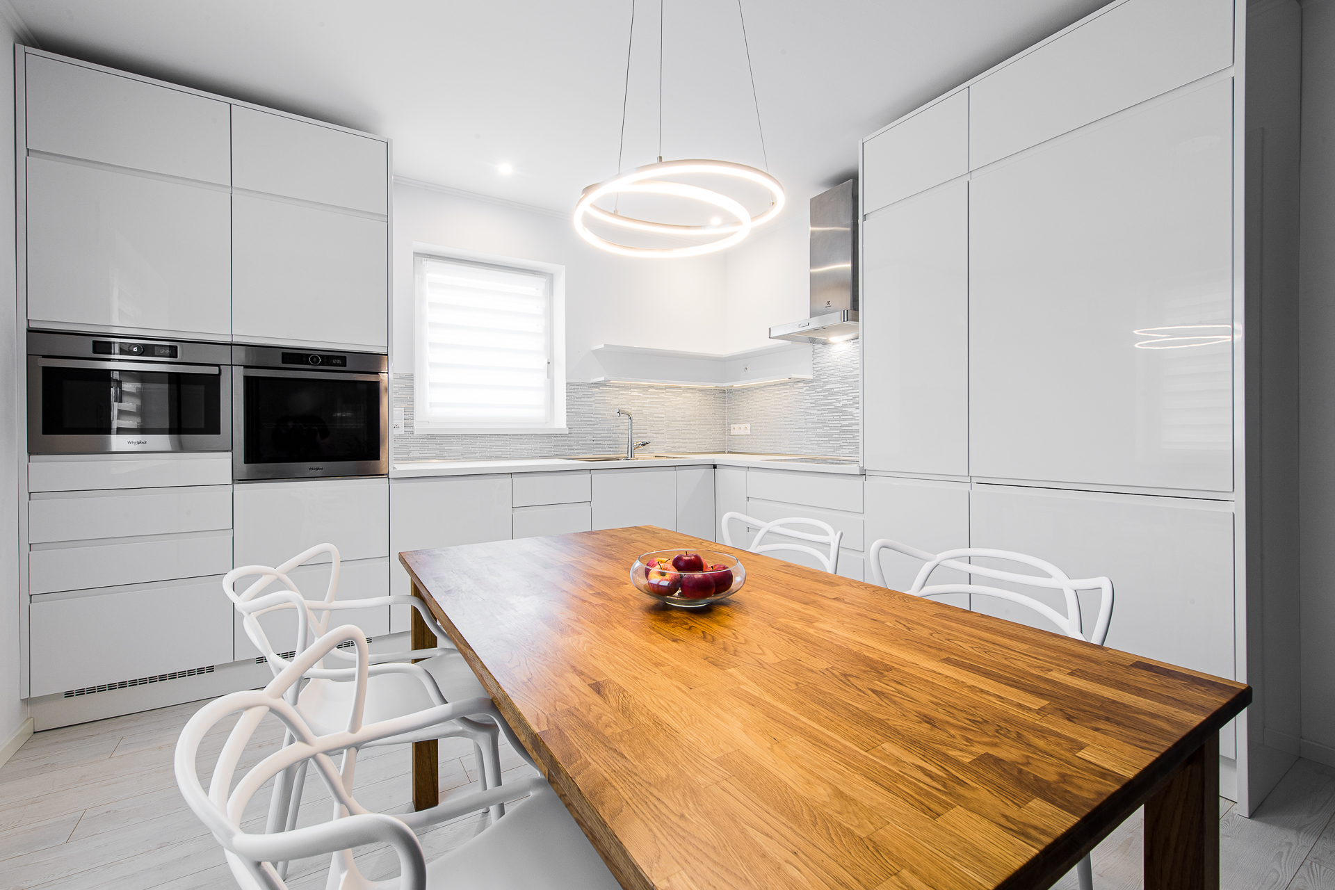 Kedy je vhodné zvoliť sektorovú kuchyňu a kedy kuchyňu na mieru