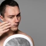 Detail pleti so znateľným zlepšením po použití produktov na akné, zdôrazňujúci účinnosť správnej starostlivosti.