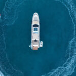 Plavby na jachte a vodný skúter k sebe patria