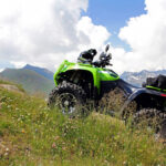 Naložte štvorkolku na príves a vyrazte na dovolenku! Kde si užijete skvelý terén? Slnko svieti, vzduch vonia letom a vy cítite volanie divočiny. Je čas naložiť štvorkolku na príves, zbaliť stan a vyraziť za dobrodružstvom. Európa ponúka množstvo úžasných destinácií a trás, ktoré uspokoja každého nadšenca jazdy v teréne. Či už ste začiatočník, alebo skúsený jazdec, naše tipy vám pomôžu naplánovať nezabudnuteľnú dovolenku plnú adrenalínu a zábavy. Prečo vyraziť na dovolenku so štvorkolkou? Štvorkolky sú ideálnym prostriedkom na objavovanie skrytých zákutí prírody. Dostanú sa úplne všade, problém im nerobia úzke cestičky medzi stromami, skaly, bahno a ani brodenie cez potok. Štvorkolka vám umožní zažiť dobrodružstvo, ktoré by bolo s bežným vozidlom nemožné. Navyše je jazda na štvorkolke jednoducho zábavná! Tipy na trasy pre štvorkolky v Európe Anglicko Wales je rajom pre milovníkov off-road jazdy. Národný park Snowdonia ponúka nádherné scenérie, horské chodníky a náročné trasy, ktoré preveria vaše jazdecké schopnosti. Nezabudnite navštíviť aj Brecon Beacons, kde vás čakajú rozsiahle lesy a údolia. Rumunsko Transylvánia je tajomná oblasť známa nielen svojimi legendami o upíroch, ale aj úchvatnou prírodou. Karpatské hory sú plné nikdy nekončiacich off-road trás, ktoré sú ideálne pre vaše letné dobrodružstvo. Vydajte sa na trasu Transfăgărășan, ktorá je považovaná za jednu z najkrajších ciest na svete, alebo preskúmajte divoké lesy a dedinky v okolí Brașova. Island Táto ostrovná krajina je doslova stvorená pre štvorkolky. Sopečné pláne, ľadovce, čierne pláže a gejzíry vytvárajú jedinečnú kulisu pre vaše dobrodružstvo. Vydajte sa na okruh okolo ostrova alebo preskúmajte vnútrozemie, kde vás čakajú rieky, vodopády a termálne pramene. Taliansko Ak túžite po kombinácii off-road jazdy a kultúrneho zážitku, Toskánsko je tou správnou voľbou. Vinice, olivové háje, stredoveké mestečká a zvlnená krajina vytvárajú malebnú atmosféru. Vydajte sa na trasu Chianti, ktorá vás prevedie srdcom toskánskeho vinárskeho regiónu. Nezabudnite dokúpiť pre štvorkolky can am nosiče, aby ste si mohli v miestnom vinárstve kúpiť lahodné víno. Praktické rady pre cestovanie so štvorkolkou Pred cestou si dôkladne skontrolujte technický stav štvorkolky a nezabudnite na povinnú výbavu. Stiahnite offline mapy a GPS trasy, aby ste sa nestratili v teréne. Vždy používajte prilbu a ochranné oblečenie. Dodržujte pravidlá cestnej premávky a rešpektujte prírodu. Rezervujte si ubytovanie vopred, najmä ak cestujete v hlavnej sezóne. Uistite sa, že máte platné cestovné a zdravotné poistenie. Nie je štvorkolka ako štvorkolka. Pre dlhšie trasy je nutné investovať do kvalitného vozidla, ktoré si môžete nakonfigurovať tu: https://www.brp-world.com/sk/sk/nakupne-nastroje/customise-your-own-off-road.html. Autor: Gabriela Kudláčová https://www.shutterstock.com/image-photo/atv-mountains-green-stands-on-steep-1469468258 Meta: Letná dovolenka na štvorkolke. Tipy na trasy v Európe, kde si naplno užijete výkonnú štvorkolku.