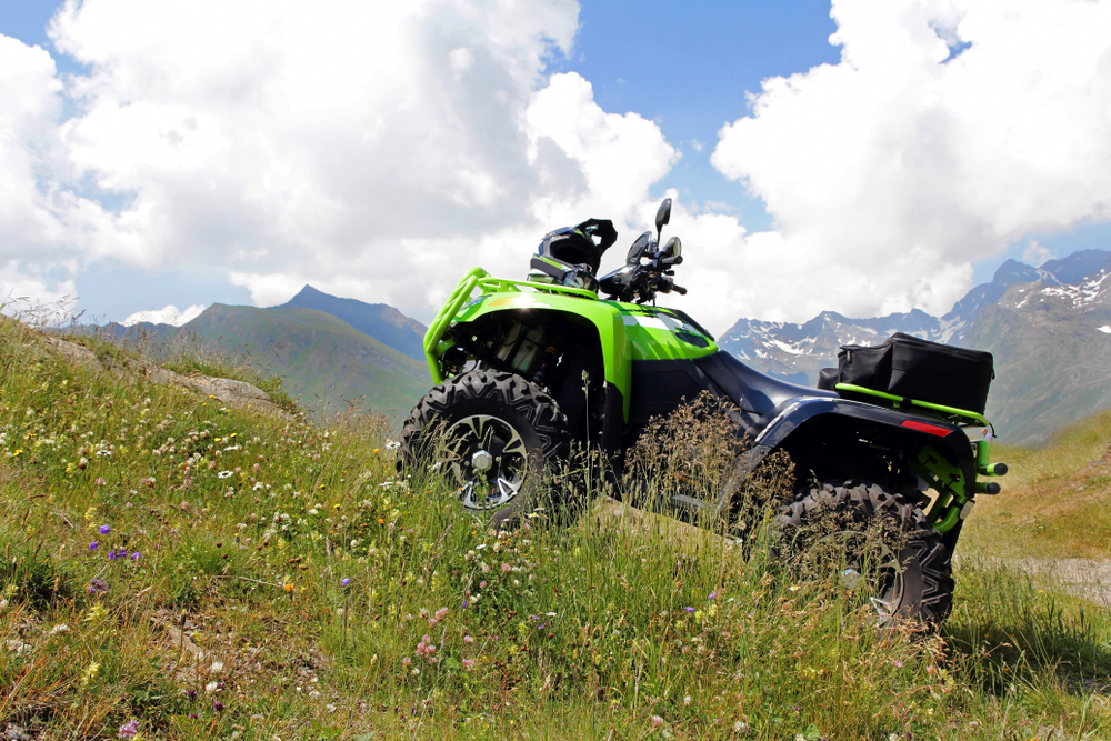 Naložte štvorkolku na príves a vyrazte na dovolenku! Kde si užijete skvelý terén? Slnko svieti, vzduch vonia letom a vy cítite volanie divočiny. Je čas naložiť štvorkolku na príves, zbaliť stan a vyraziť za dobrodružstvom. Európa ponúka množstvo úžasných destinácií a trás, ktoré uspokoja každého nadšenca jazdy v teréne. Či už ste začiatočník, alebo skúsený jazdec, naše tipy vám pomôžu naplánovať nezabudnuteľnú dovolenku plnú adrenalínu a zábavy. Prečo vyraziť na dovolenku so štvorkolkou? Štvorkolky sú ideálnym prostriedkom na objavovanie skrytých zákutí prírody. Dostanú sa úplne všade, problém im nerobia úzke cestičky medzi stromami, skaly, bahno a ani brodenie cez potok. Štvorkolka vám umožní zažiť dobrodružstvo, ktoré by bolo s bežným vozidlom nemožné. Navyše je jazda na štvorkolke jednoducho zábavná! Tipy na trasy pre štvorkolky v Európe Anglicko Wales je rajom pre milovníkov off-road jazdy. Národný park Snowdonia ponúka nádherné scenérie, horské chodníky a náročné trasy, ktoré preveria vaše jazdecké schopnosti. Nezabudnite navštíviť aj Brecon Beacons, kde vás čakajú rozsiahle lesy a údolia. Rumunsko Transylvánia je tajomná oblasť známa nielen svojimi legendami o upíroch, ale aj úchvatnou prírodou. Karpatské hory sú plné nikdy nekončiacich off-road trás, ktoré sú ideálne pre vaše letné dobrodružstvo. Vydajte sa na trasu Transfăgărășan, ktorá je považovaná za jednu z najkrajších ciest na svete, alebo preskúmajte divoké lesy a dedinky v okolí Brașova. Island Táto ostrovná krajina je doslova stvorená pre štvorkolky. Sopečné pláne, ľadovce, čierne pláže a gejzíry vytvárajú jedinečnú kulisu pre vaše dobrodružstvo. Vydajte sa na okruh okolo ostrova alebo preskúmajte vnútrozemie, kde vás čakajú rieky, vodopády a termálne pramene. Taliansko Ak túžite po kombinácii off-road jazdy a kultúrneho zážitku, Toskánsko je tou správnou voľbou. Vinice, olivové háje, stredoveké mestečká a zvlnená krajina vytvárajú malebnú atmosféru. Vydajte sa na trasu Chianti, ktorá vás prevedie srdcom toskánskeho vinárskeho regiónu. Nezabudnite dokúpiť pre štvorkolky can am nosiče, aby ste si mohli v miestnom vinárstve kúpiť lahodné víno. Praktické rady pre cestovanie so štvorkolkou Pred cestou si dôkladne skontrolujte technický stav štvorkolky a nezabudnite na povinnú výbavu. Stiahnite offline mapy a GPS trasy, aby ste sa nestratili v teréne. Vždy používajte prilbu a ochranné oblečenie. Dodržujte pravidlá cestnej premávky a rešpektujte prírodu. Rezervujte si ubytovanie vopred, najmä ak cestujete v hlavnej sezóne. Uistite sa, že máte platné cestovné a zdravotné poistenie. Nie je štvorkolka ako štvorkolka. Pre dlhšie trasy je nutné investovať do kvalitného vozidla, ktoré si môžete nakonfigurovať tu: https://www.brp-world.com/sk/sk/nakupne-nastroje/customise-your-own-off-road.html. Autor: Gabriela Kudláčová https://www.shutterstock.com/image-photo/atv-mountains-green-stands-on-steep-1469468258 Meta: Letná dovolenka na štvorkolke. Tipy na trasy v Európe, kde si naplno užijete výkonnú štvorkolku.