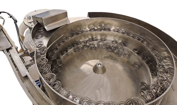 Vibračný podávací systém a jeho využitie v rôznych priemyselných odvetviach