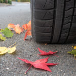 All-season pneumatiky zobrazené na aute v rôznych poveternostných podmienkach, ilustrujúce ich univerzálnosť a praktickosť.