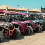 Začiatočník skúmajúci rôzne modely štvorkoliek pripravený na svoju prvú jazdu.