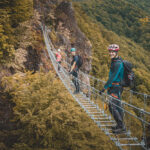Turista horskom chodníku s nádherným panoramatickým výhľadom – výzva pre dobrodruhov, ktorí chcú zvýšiť svoje limity.