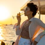 Luxusná jachta kotviaca v prístave – výhodná investícia pre milovníkov súkromných plavieb.