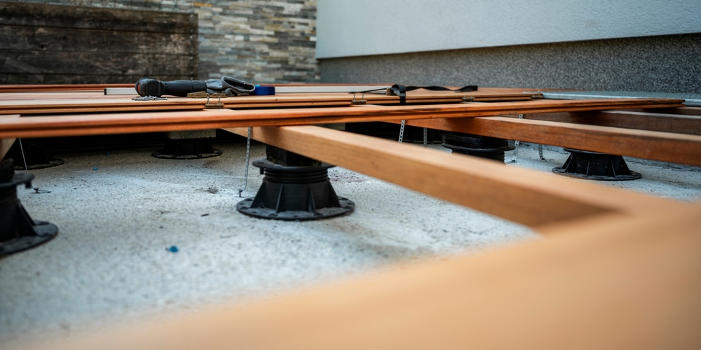 Rektifikačné terče použité na vyrovnanie terasovej podlahy pre dokonalú stabilitu a odvodnenie.