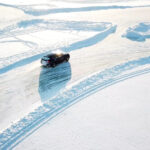 Snehové reťaze namontované na pneumatike auta pripraveného na zimnú jazdu.