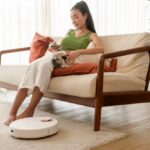 Moderná kuchyňa s úsporným varným systémom a domácimi zvieratami v útulnom interiéri.