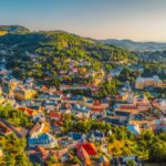 Meta popis: Objavte 10 miest na Slovensku, ktoré stoja za to vidieť z výšky. Vyhliadkové lety, let ponad mestá či prírodu, alebo let v leteckom simulátore.