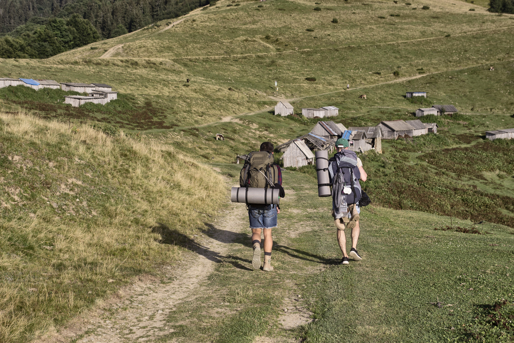Turista si skúša topánky a kontroluje priestor okolo prstov pred horskou túrou