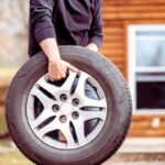 Tri typy pneumatík – letná, zimná a celoročná – vystavené vedľa seba na porovnanie