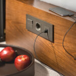 Elegantná elektrická zásuvka so vstavaným USB portom v modernej domácnosti