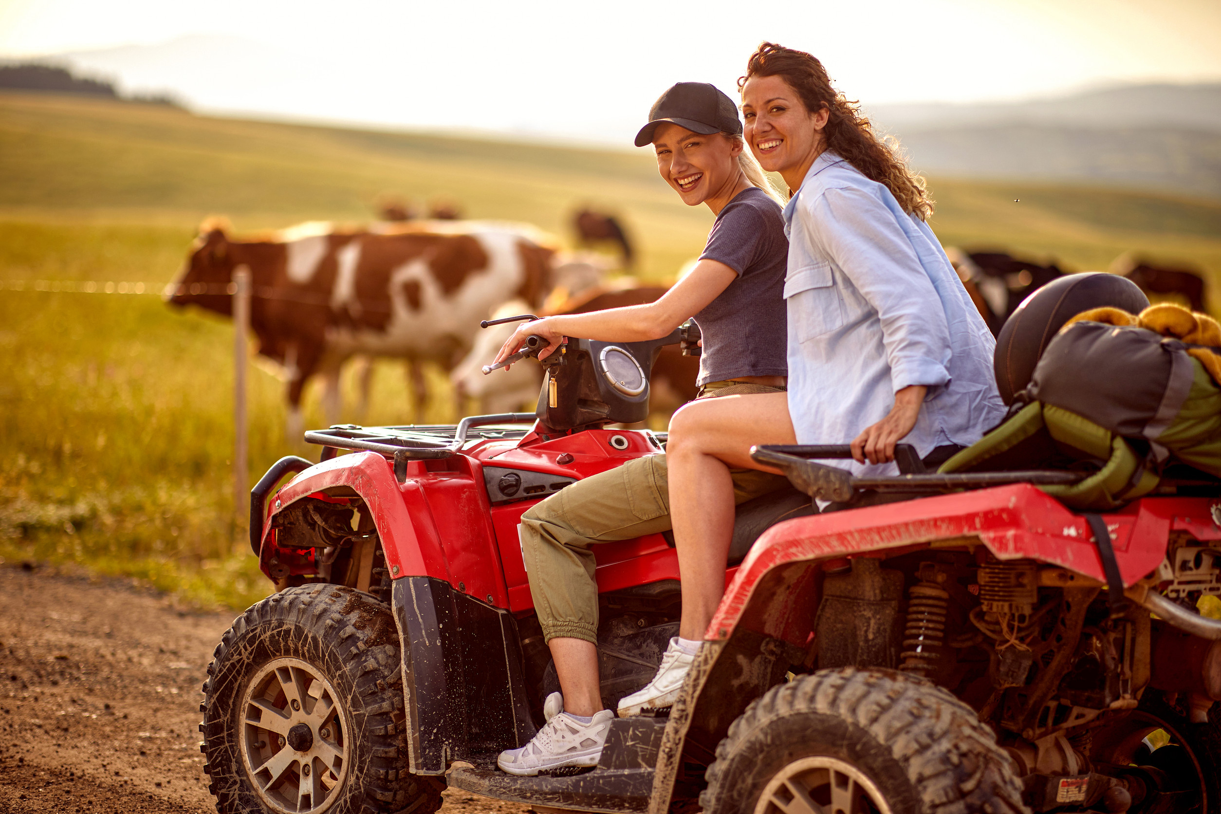 Štvorkolka (ATV) zaparkovaná na farme pripravená na prácu v teréne Spýtať sa modelu ChatGPT