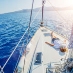 Pohľad na bežný deň na lodi počas plavby po mori Spýtať sa modelu ChatGPT