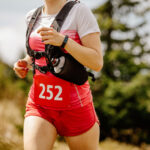 Turistický batoh s hydrovakom, z ktorého vedie hadička na pitie počas športových a outdoorových aktivít.