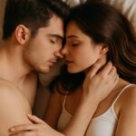 Pár objímajúci sa v romantickej atmosfére, symbolizujúci blízkosť a vášeň