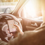 Vodič sledujúci navigáciu počas jazdy autom.