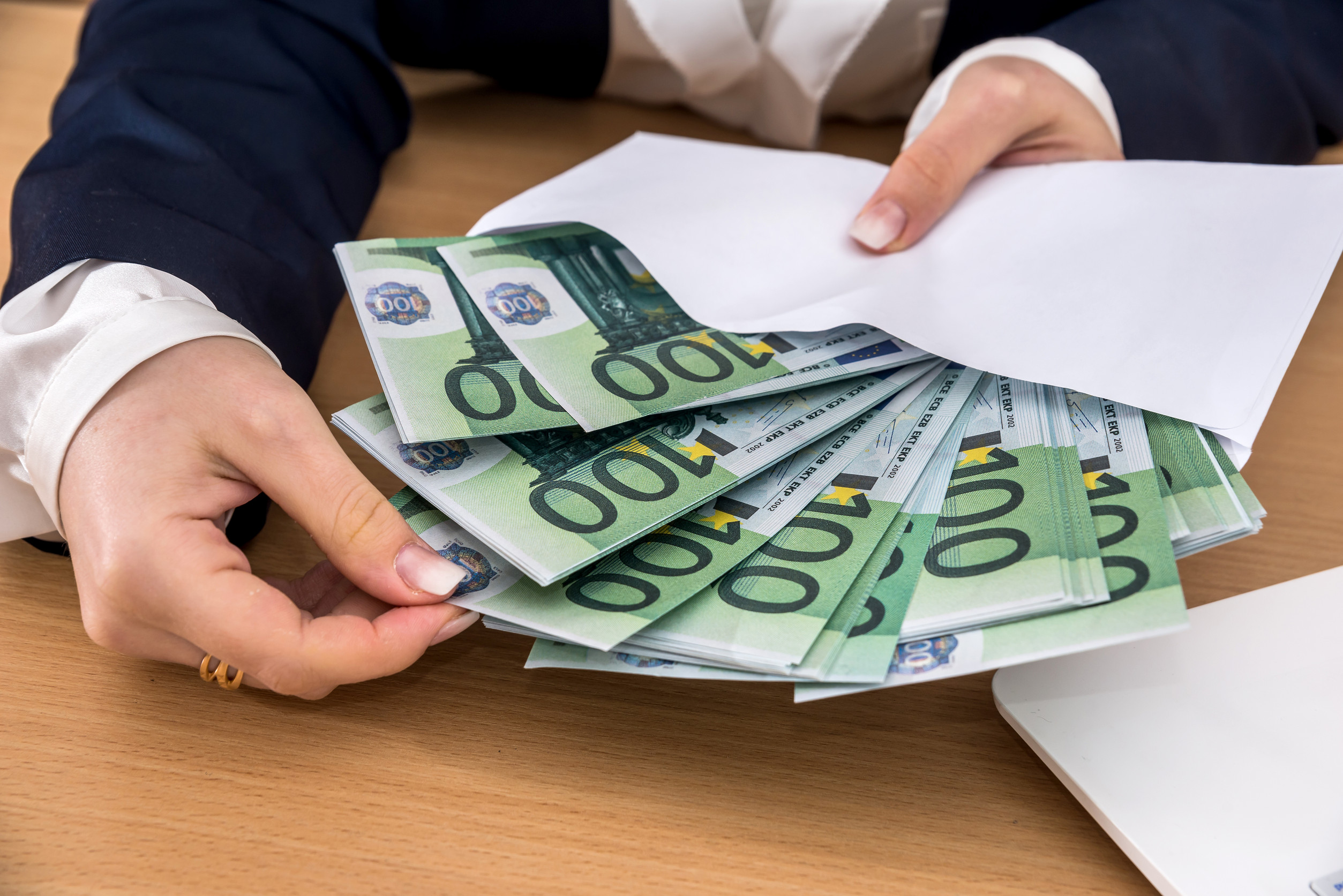 Účtovník pracujúci s finančnými dokumentmi a notebookom.