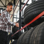 Detailný pohľad na štítok pneumatiky s vyznačenými kľúčovými údajmi pre vodiča.