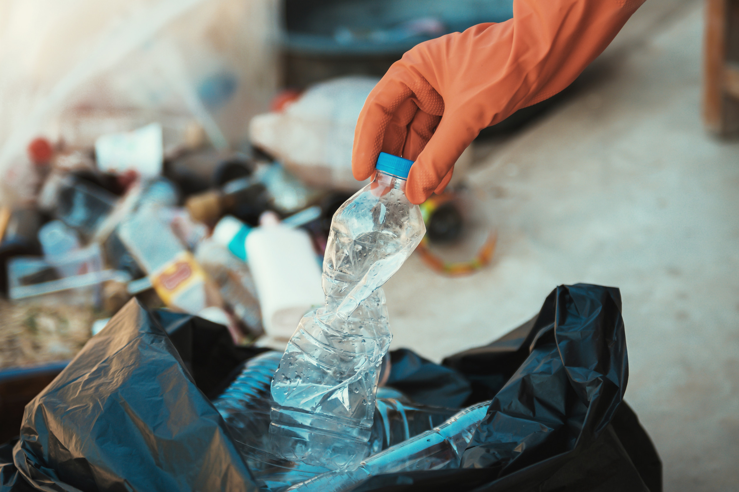 Triediaca linka na recykláciu plastov s lisovanými balíkmi plastového odpadu.