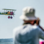 Človek zažíva adrenalínový zážitok počas letu alebo extrémnej jazdy.