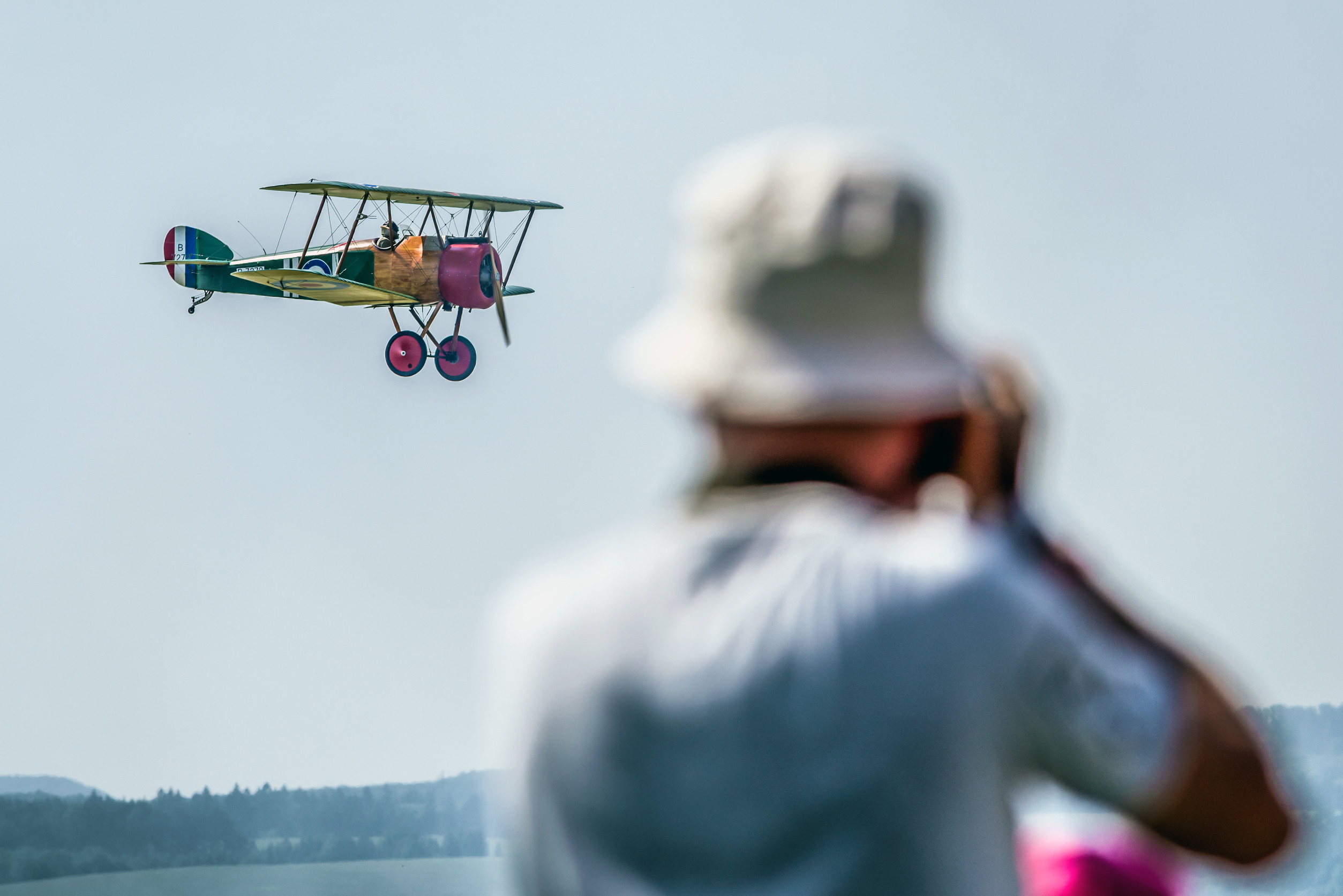 Človek zažíva adrenalínový zážitok počas letu alebo extrémnej jazdy.