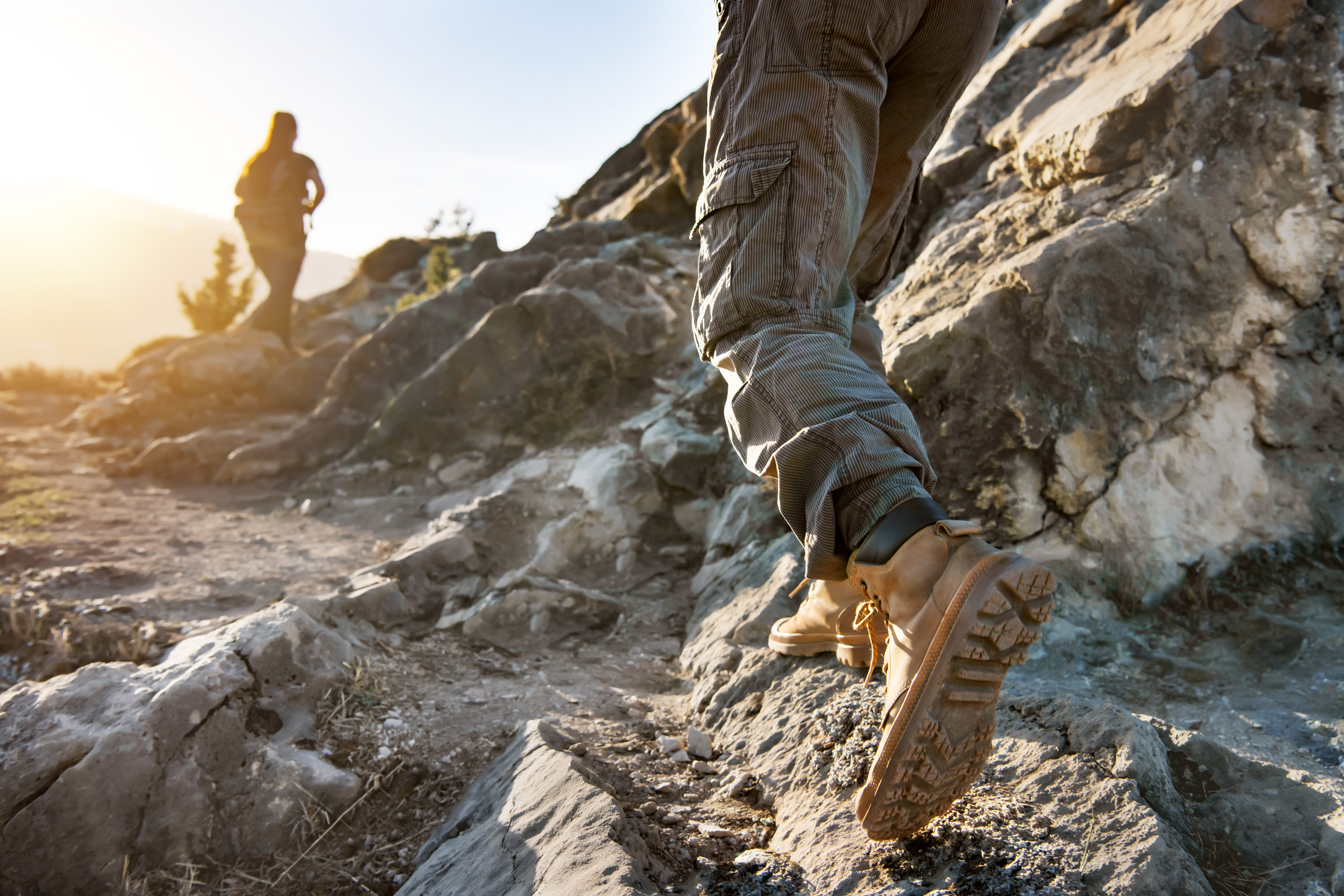 Turistické topánky s tlmiacou a stabilizačnou konštrukciou určené na ochranu kĺbov.