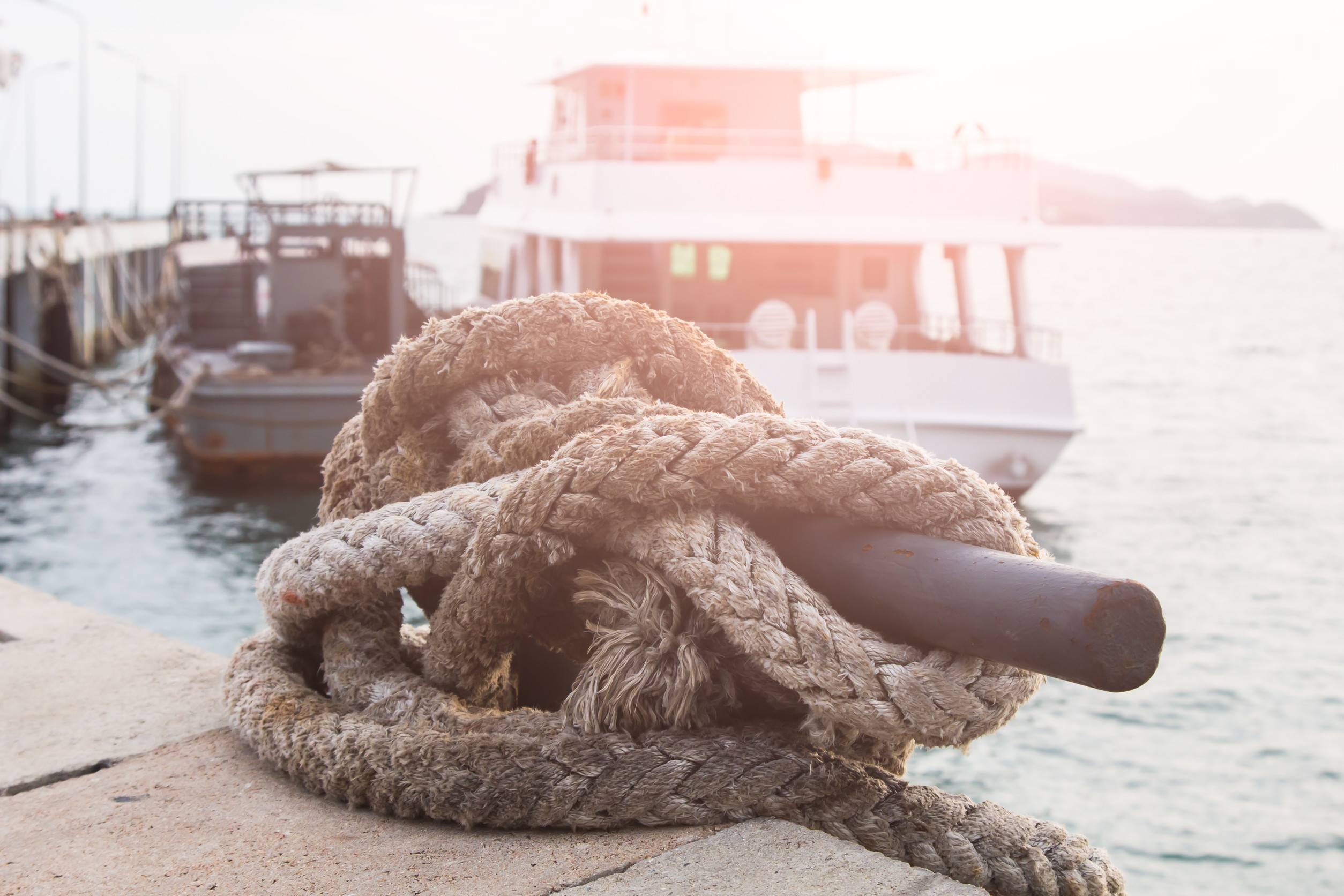 Jachta bezpečne zakotvená v pokojnej zátoke s vypustenou reťazou.