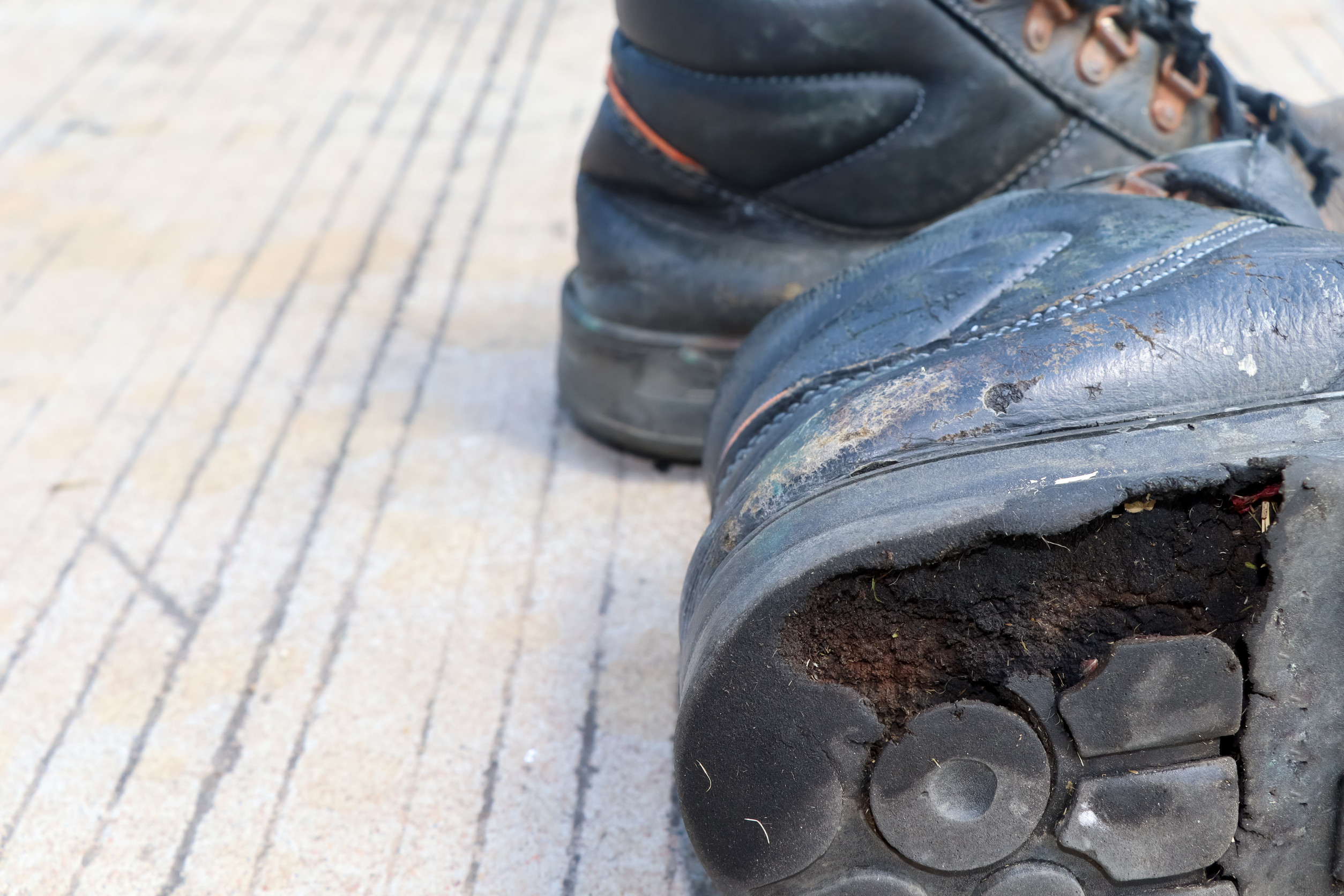 Turistická obuv trpí nesprávnou starostlivosťou. Týchto 5 chýb ju ničí najviac.