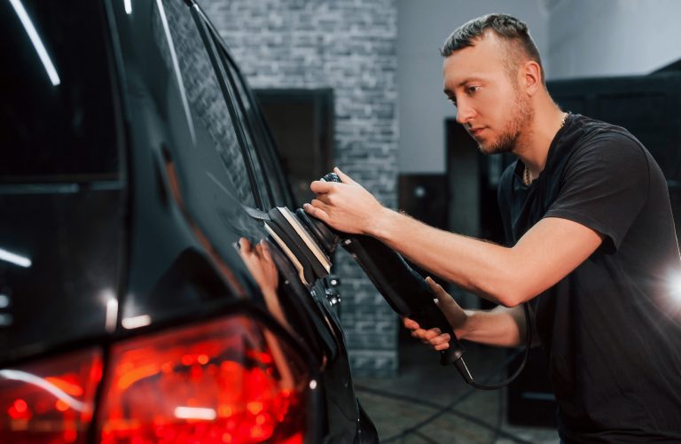 Poškodené auto s preliačinami na karosérii po vandalizme.