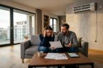 Moderná klimatizácia v domácnosti počas letného chladenia interiéru.