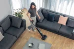 Rôzne typy vysávačov Rowenta určené na čistenie podláh, kobercov, nábytku a ďalších miest v domácnosti.