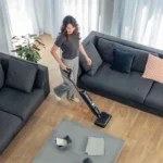 Rôzne typy vysávačov Rowenta určené na čistenie podláh, kobercov, nábytku a ďalších miest v domácnosti.