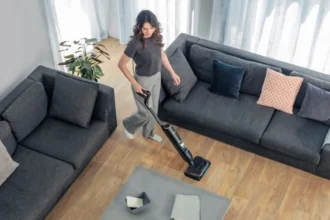 Rôzne typy vysávačov Rowenta určené na čistenie podláh, kobercov, nábytku a ďalších miest v domácnosti.